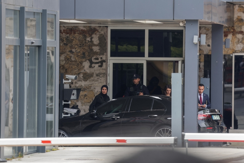 俄方代表车辆16日抵达伊斯坦布尔多尔玛巴赫切宫。 俄方代表车辆16日抵达伊斯坦布尔多尔玛巴赫切宫。