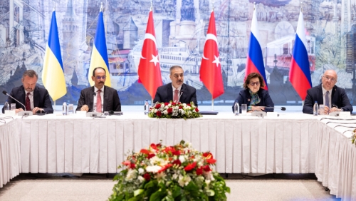 土耳其16日在伊斯坦布尔多尔玛巴赫切宫举行俄乌交战3年多以来首度和谈,由土国外长费丹(中)主持。 土耳其16日在伊斯坦布尔多尔玛巴赫切宫举行俄乌交战3年多以来首度和谈,由土国外长费丹(中)主持。