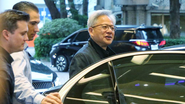 英伟达(NVIDIA)执行长黄仁勋(见图)16日搭乘私人专机抵台,晚间步出饭店。 英伟达(NVIDIA)执行长黄仁勋(见图)16日搭乘私人专机抵台,晚间步出饭店。