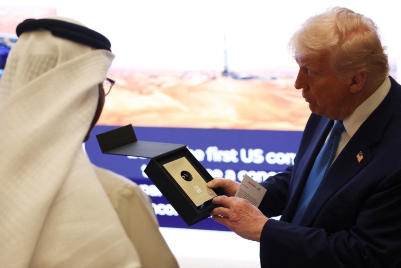 特朗普获赠石油礼物。路透社 特朗普获赠石油礼物。路透社