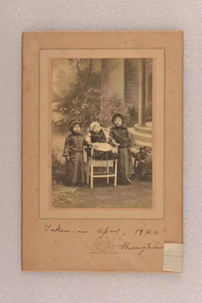 1920年4月摄于上海的孔令仪、孔令侃、孔令伟的合影照片。上海孙中山故居旧藏文物 1920年4月摄于上海的孔令仪、孔令侃、孔令伟的合影照片。上海孙中山故居旧藏文物