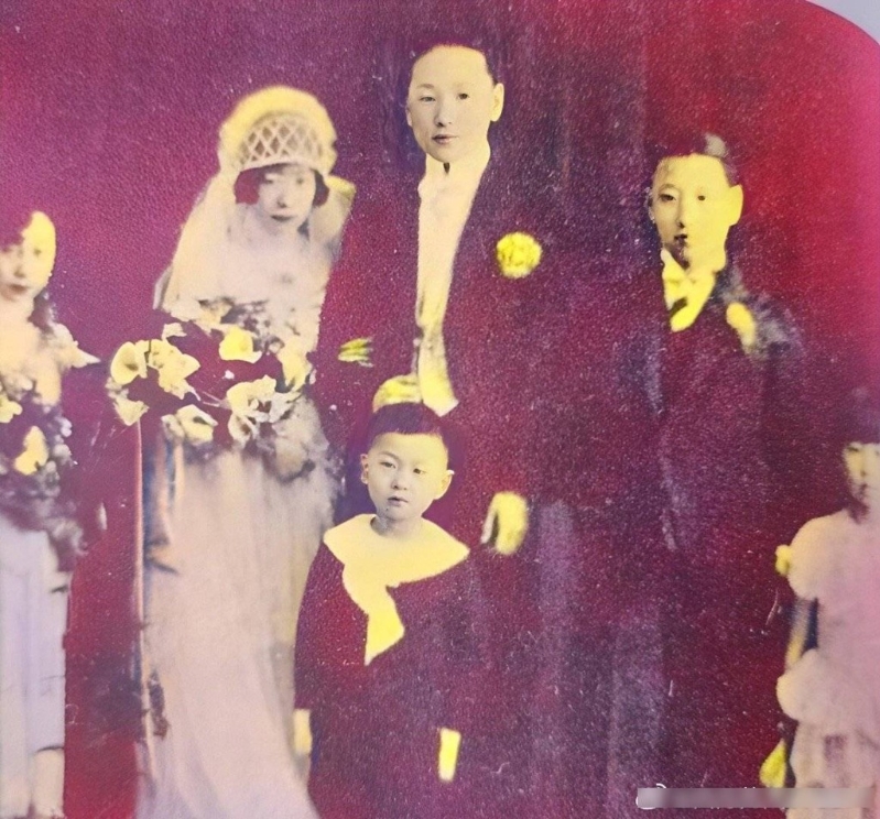 网传盛升颐与白兰氏的结婚照。微博@四月的天879877 网传盛升颐与白兰氏的结婚照。微博@四月的天879877