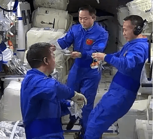 太空人在轨进行微生物采样。 中国载人航天工程办公室 太空人在轨进行微生物采样。 中国载人航天工程办公室