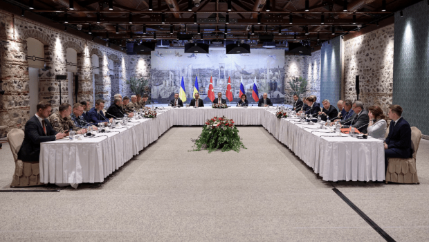 土耳其坐在中间,乌方人员多穿军装,俄方一员多穿西装。 土耳其坐在中间,乌方人员多穿军装,俄方一员多穿西装。