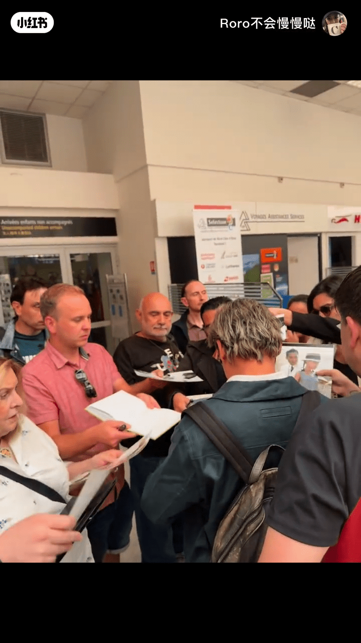 梁家辉极受欢迎,有影迷带来《情人》的剧照让偶像签名。 梁家辉极受欢迎,有影迷带来《情人》的剧照让偶像签名。