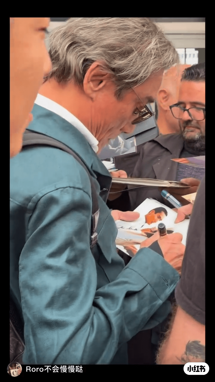 梁家辉于法国机场被外地影迷包围,花了极多时间为Fans签名和合照。 梁家辉于法国机场被外地影迷包围,花了极多时间为Fans签名和合照。