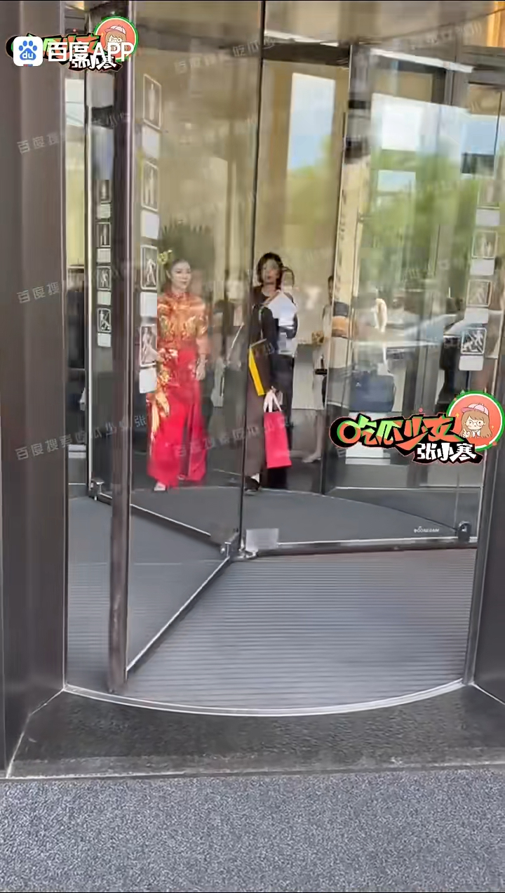 汪小菲和Mandy终现身,Mandy穿上传统新娘服出门。 汪小菲和Mandy终现身,Mandy穿上传统新娘服出门。