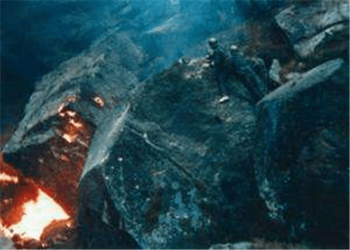 火攻中使用了800多公斤汽油。 图为战士趴在一个大岩石上往一个洞里掉汽油弹。 火攻中使用了800多公斤汽油。 图为战士趴在一个大岩石上往一个洞里掉汽油弹。