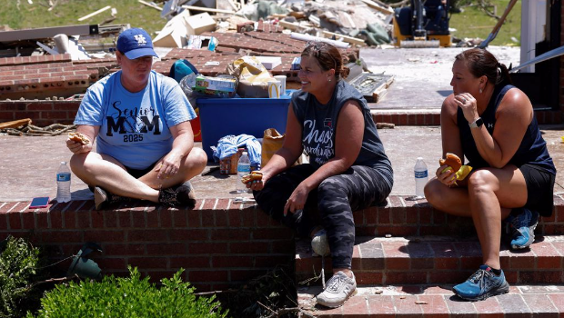 美国中西部龙卷风夺27命 美国中西部龙卷风夺27命