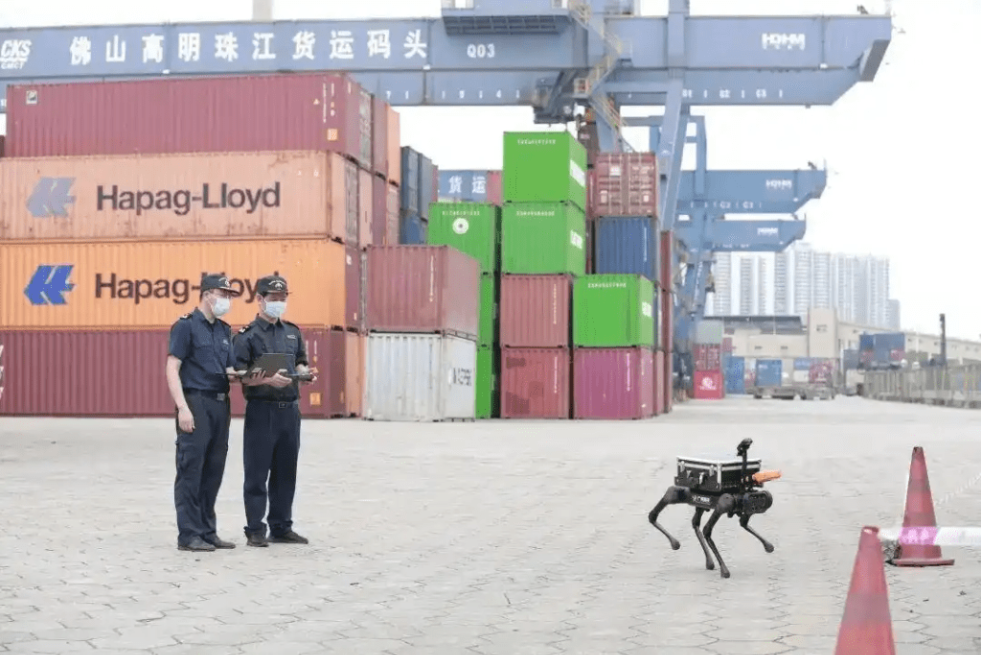 全国海关首个辐射探测机械狗,可远程操作。 全国海关首个辐射探测机械狗,可远程操作。