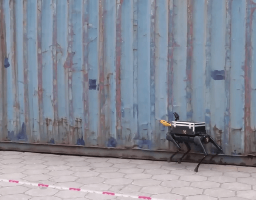 全国海关首个辐射探测机械狗在广州投入使用。 全国海关首个辐射探测机械狗在广州投入使用。