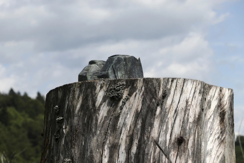 雕像剩下足踝。 美联社 雕像剩下足踝。 美联社