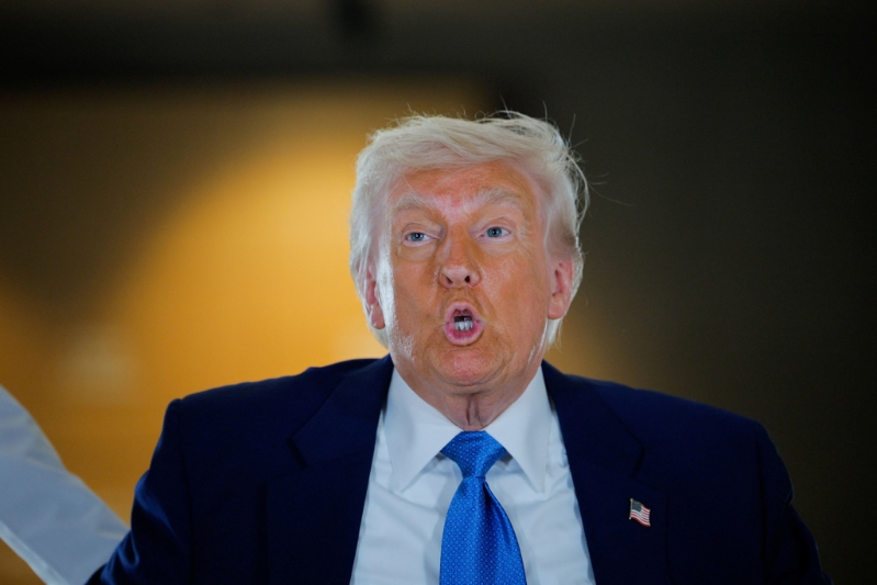 美国总统特朗普16日在阿拉伯联合酋长国阿布扎比造访亚伯拉罕之家。 阿联是他此番出访中东的最后一站。路透社.jpg 美国总统特朗普16日在阿拉伯联合酋长国阿布扎比造访亚伯拉罕之家。 阿联是他此番出访中东的最后一站。路透社.jpg