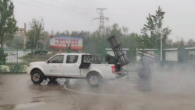 10省遇上旱情,影响农业生产。 图为人工增雨过程。 极目新闻 10省遇上旱情,影响农业生产。 图为人工增雨过程。 极目新闻