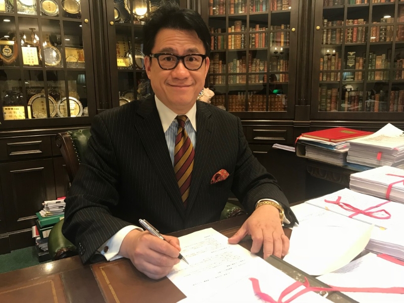 大律师陆伟雄表示,吹嘘、宣扬或彰显黑社会势力,甚至看似批评某社团、实质间接提升其他社团声势的行为,均可能构成犯罪。 资料图片 大律师陆伟雄表示,吹嘘、宣扬或彰显黑社会势力,甚至看似批评某社团、实质间接提升其他社团声势的行为,均可能构成犯罪。 资料图片