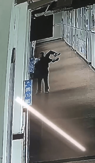 浙江教师抱小学生到3楼窗口威胁。 浙江教师抱小学生到3楼窗口威胁。