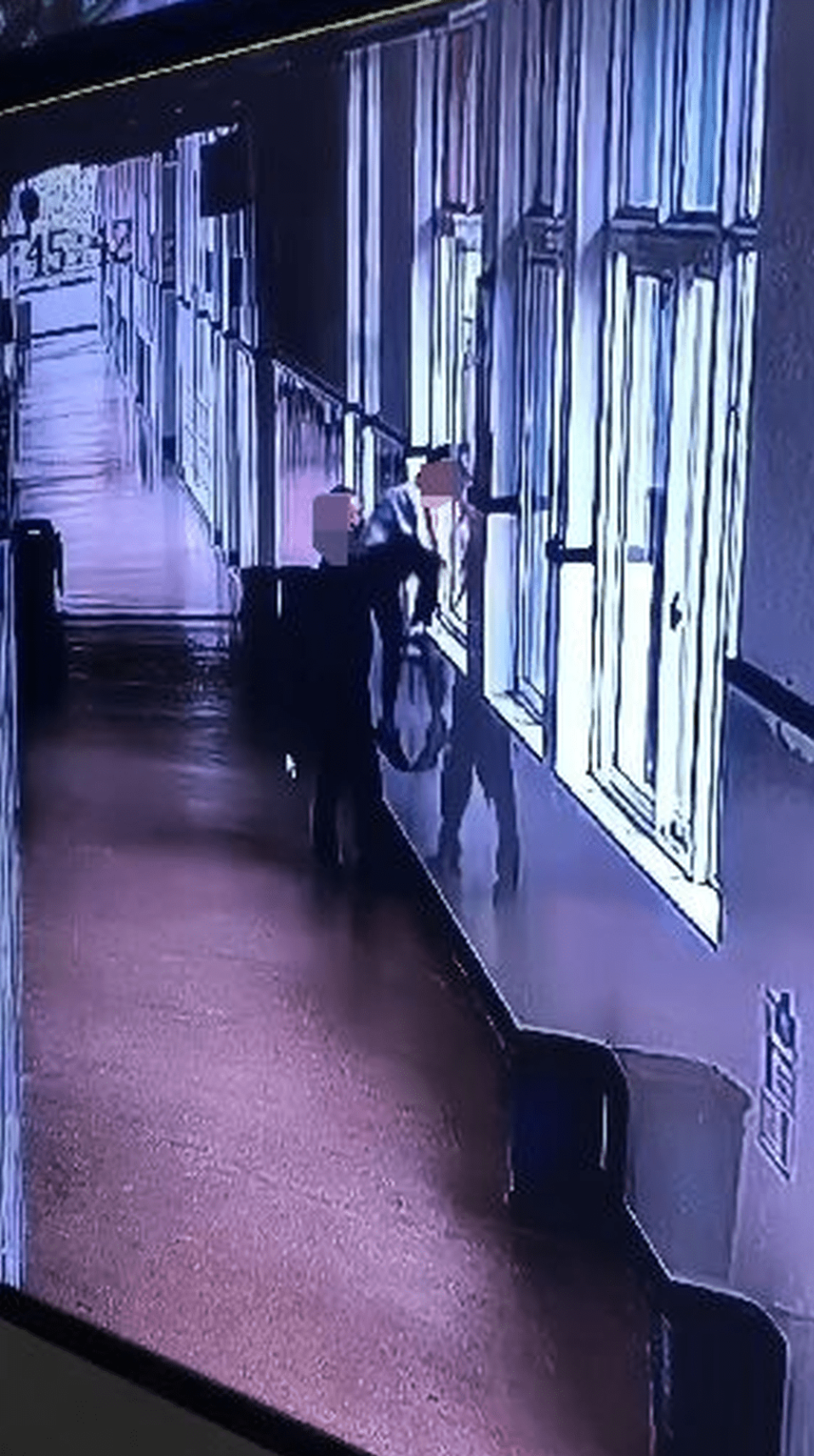 浙江教师抱小学生到3楼窗口威胁.png 浙江教师抱小学生到3楼窗口威胁.png