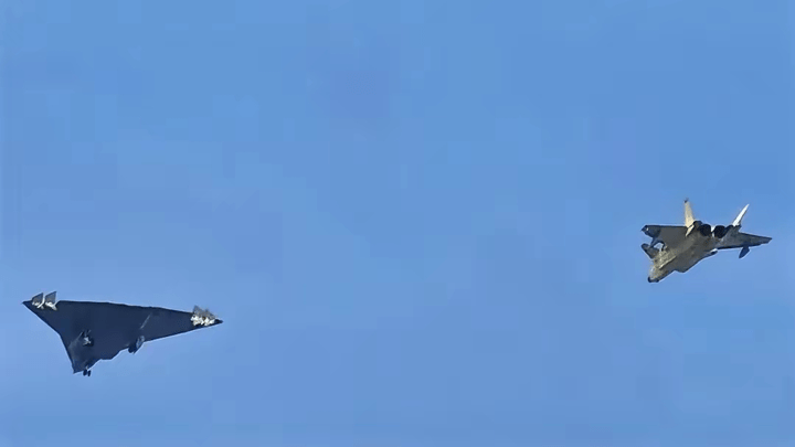 试飞的“六代机”由一架黄色歼-20测试机伴飞。能看到其比歼-20大很多。 试飞的“六代机”由一架黄色歼-20测试机伴飞。能看到其比歼-20大很多。