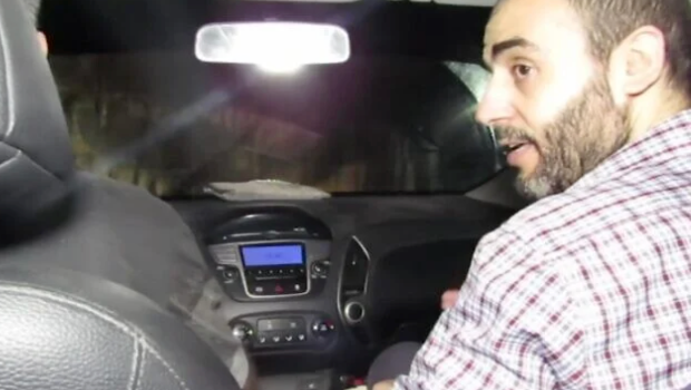 以色列国防军于2023年12月17日公布的一段未注明日期的视频截图显示,穆罕默德·辛瓦尔(右)乘坐一辆汽车穿过加沙地带的地下隧道。图源:《以色列时报》 以色列国防军于2023年12月17日公布的一段未注明日期的视频截图显示,穆罕默德·辛瓦尔(右)乘坐一辆汽车穿过加沙地带的地下隧道。图源:《以色列时报》