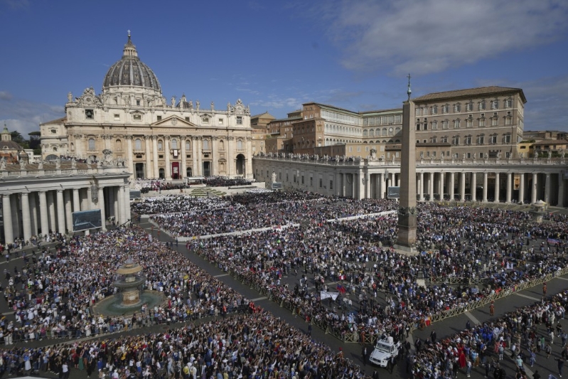 首位美国籍教宗良14世(Pope Leo XIV)就职,数以10万人涌到教廷参与典礼。 美联社.jpg 首位美国籍教宗良14世(Pope Leo XIV)就职,数以10万人涌到教廷参与典礼。 美联社.jpg