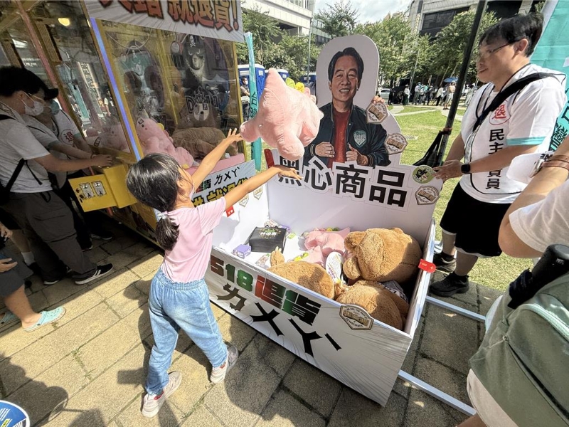 民众把退货娃娃砸向赖清德立牌。中时 民众把退货娃娃砸向赖清德立牌。中时