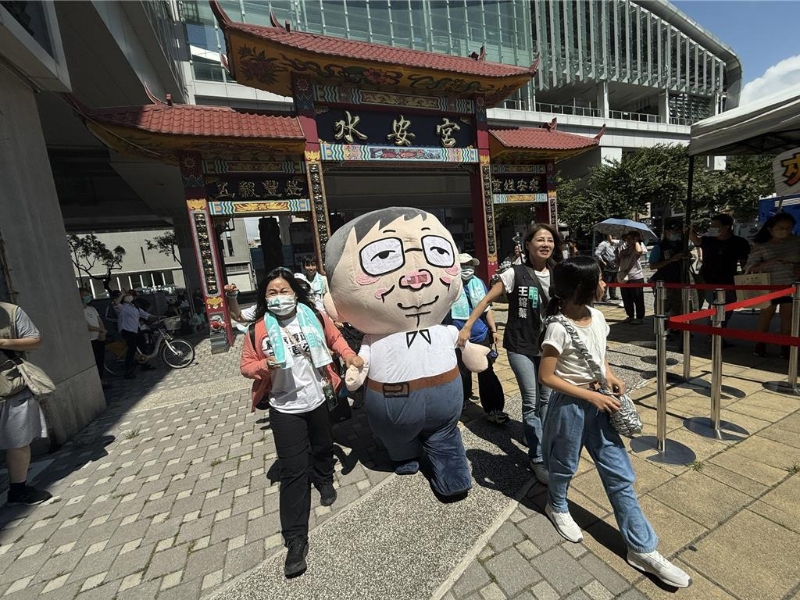 民众党支持群众引领柯文哲娃娃走进会场,一路高喊“赖清德下台”。 民众党支持群众引领柯文哲娃娃走进会场,一路高喊“赖清德下台”。