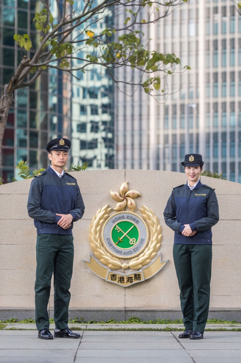 旅检人员将换上白色裇衫及墨绿色长裤,再配以一件蓝绿双色短身风褛。 旅检人员将换上白色裇衫及墨绿色长裤,再配以一件蓝绿双色短身风褛。