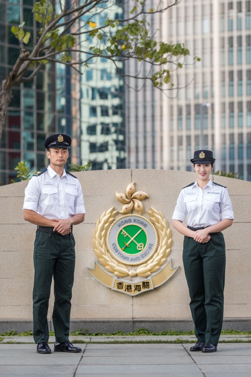 旅检人员将换上白色裇衫及墨绿色长裤。 旅检人员将换上白色裇衫及墨绿色长裤。