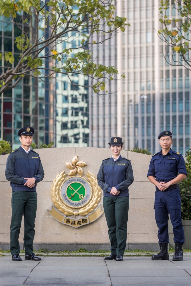 负责货检的军装同事,将于今年稍后时间陆续换上全新的蓝色“蛤皮”(右一)。 负责货检的军装同事,将于今年稍后时间陆续换上全新的蓝色“蛤皮”(右一)。
