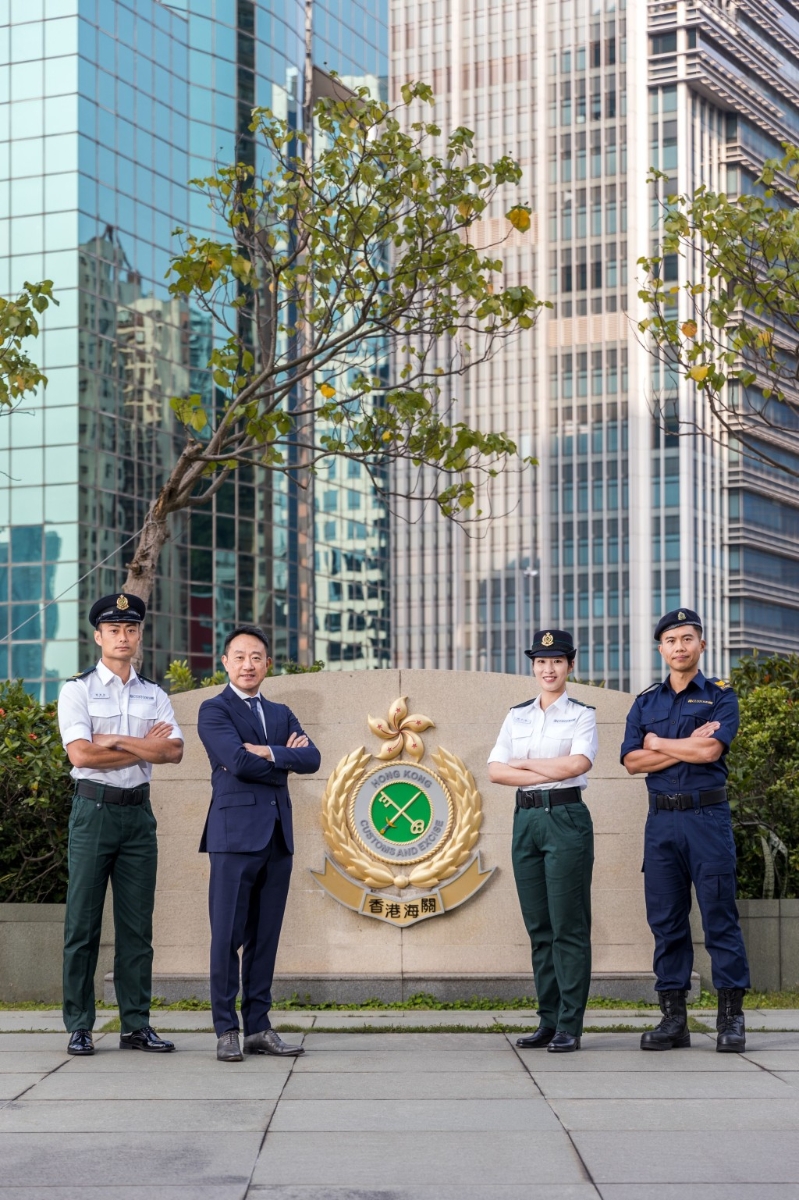 海关年中陆续为4500名军装人员更换全新制服,海关关长陈子达(左二)指新制服具备三大优点。 海关年中陆续为4500名军装人员更换全新制服,海关关长陈子达(左二)指新制服具备三大优点。