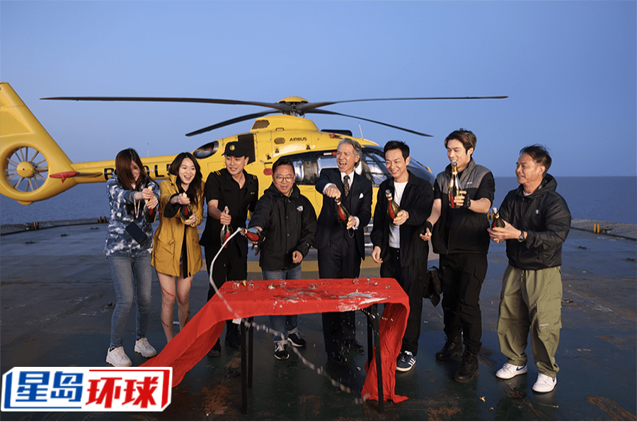 开香槟庆祝! 开香槟庆祝!