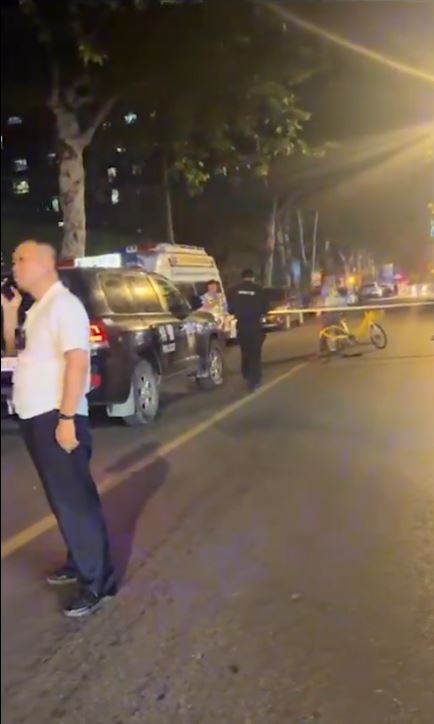 枪击后大批特警封锁现场调查。 X@whyyoutouzhele.jpg 枪击后大批特警封锁现场调查。 X@whyyoutouzhele.jpg