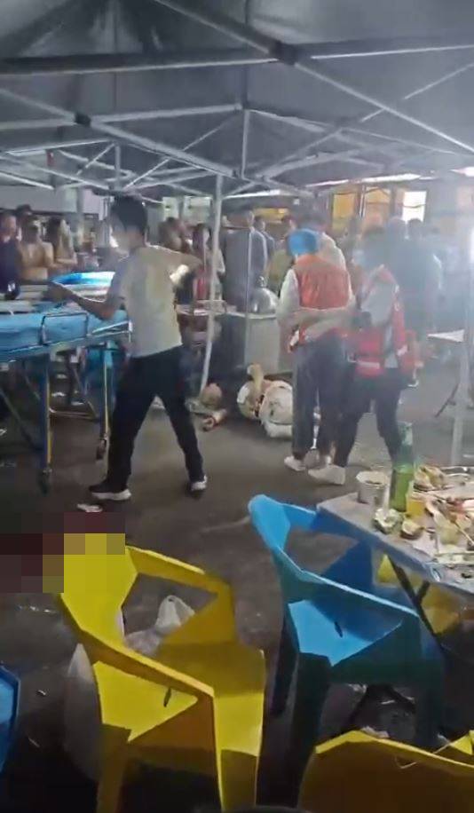 救护人员到场抬走伤者。 X@whyyoutouzhele.jpg 救护人员到场抬走伤者。 X@whyyoutouzhele.jpg