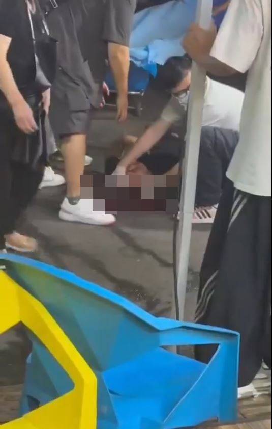 救护人员治理倒地伤者。 X@whyyoutouzhele.jpg 救护人员治理倒地伤者。 X@whyyoutouzhele.jpg