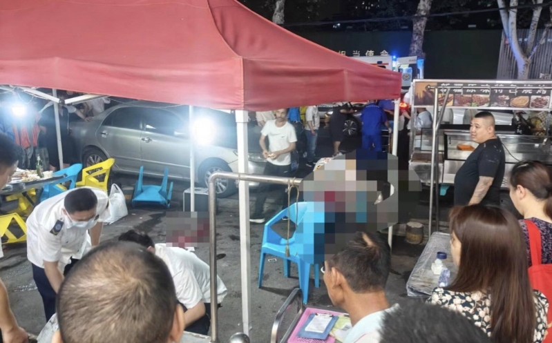 救援人员在现场抢救伤者。 X@whyyoutouzhele.jpg 救援人员在现场抢救伤者。 X@whyyoutouzhele.jpg