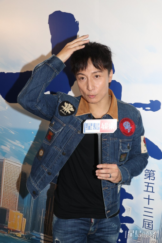 方力申质疑经常洗头或容易引致脱发。 方力申质疑经常洗头或容易引致脱发。