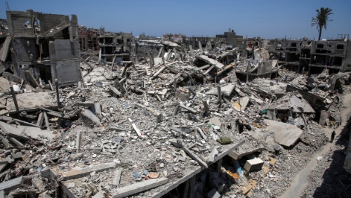 加沙地带连续11个月遭以军轰炸,到处都是受损的民房。 路透社 加沙地带连续11个月遭以军轰炸,到处都是受损的民房。 路透社