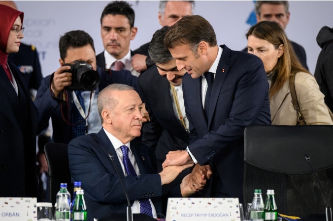 土耳其总统与马克龙握手。 路透社 土耳其总统与马克龙握手。 路透社