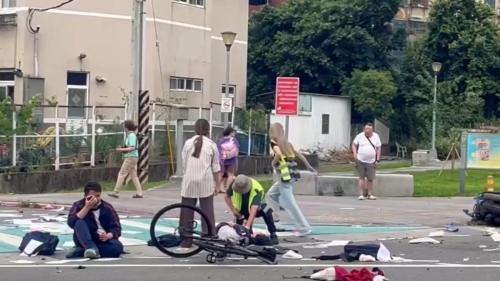 新北三峡车祸,75岁翁驶车暴冲人群,10多人受伤4命危。1 新北三峡车祸,75岁翁驶车暴冲人群,10多人受伤4命危。1