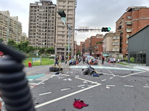 新北三峡车祸,75岁翁驶车暴冲人群,10多人受伤4命危。 新北三峡车祸,75岁翁驶车暴冲人群,10多人受伤4命危。