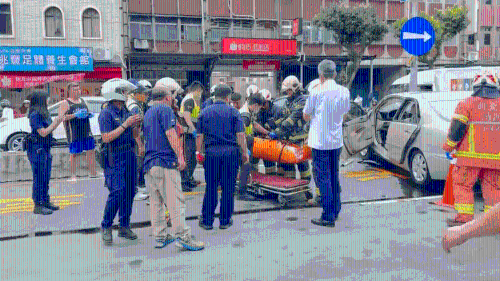 七旬司机冲撞路人后,撞击中央分隔岛受困车上,被警消救上。 中时 七旬司机冲撞路人后,撞击中央分隔岛受困车上,被警消救上。 中时