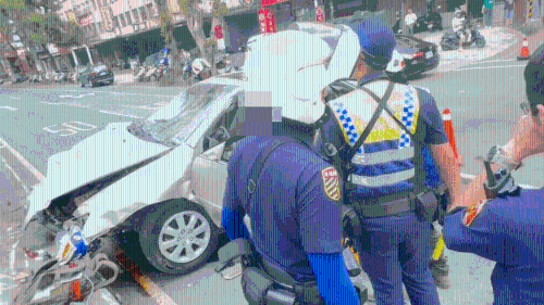 七旬司机冲撞路人后,撞击中央分隔岛受困车上。 中时 七旬司机冲撞路人后,撞击中央分隔岛受困车上。 中时