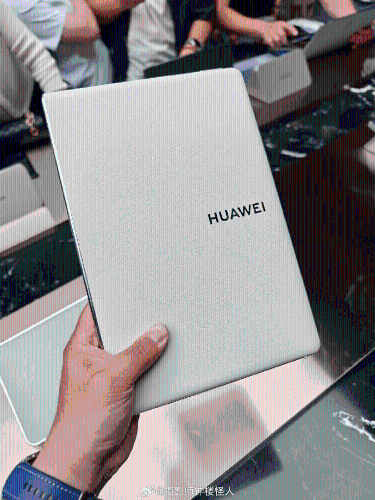 全球首款鸿蒙折叠屏电脑华为 MateBook Fold。 微博 全球首款鸿蒙折叠屏电脑华为 MateBook Fold。 微博