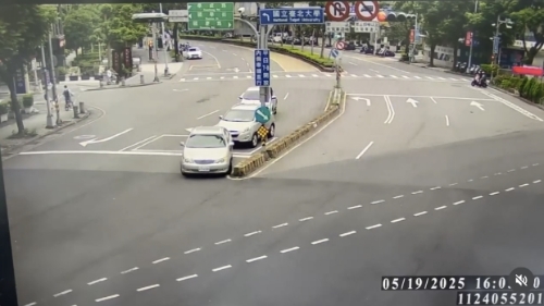 死亡车祸前1分钟,78岁肇事者余文正在前一个路口要左转时,不慎撞分隔岛卡住。 死亡车祸前1分钟,78岁肇事者余文正在前一个路口要左转时,不慎撞分隔岛卡住。