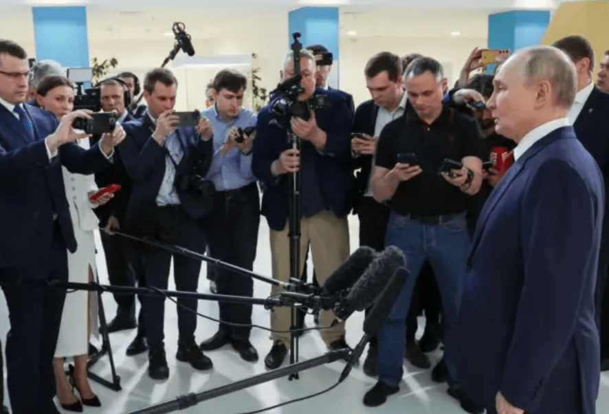 普京在索契见记者。 普京在索契见记者。