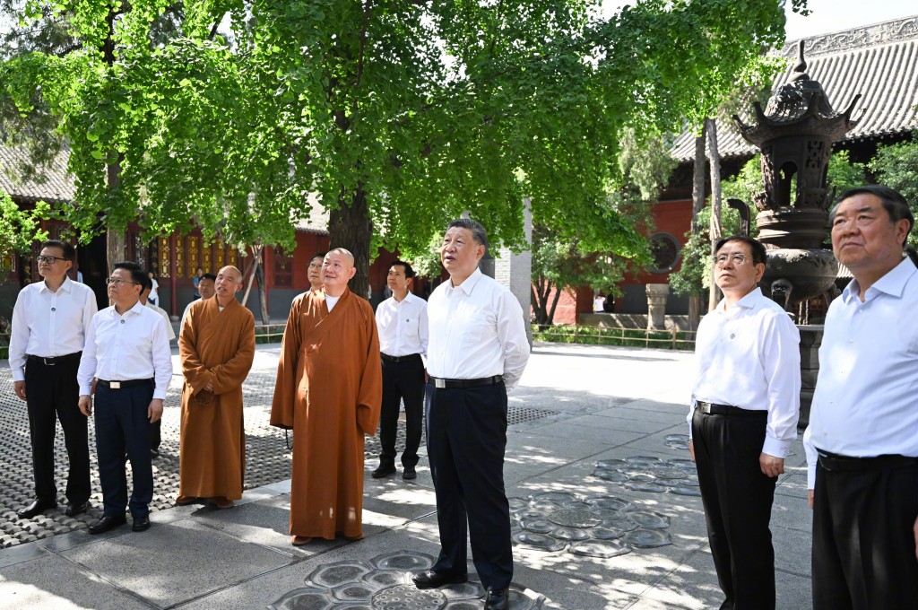 习近平在河南洛阳市考察白马寺和龙门石窟。 习近平在河南洛阳市考察白马寺和龙门石窟。