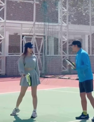 郭晋安私底下教庄子璇打网球,非常老友。 郭晋安私底下教庄子璇打网球,非常老友。