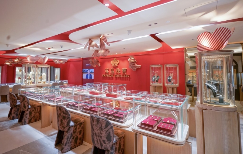 英皇珠宝(中国)宣布全面升级视觉体系,并发布全新的品牌形象店设计。 英皇珠宝(中国)宣布全面升级视觉体系,并发布全新的品牌形象店设计。