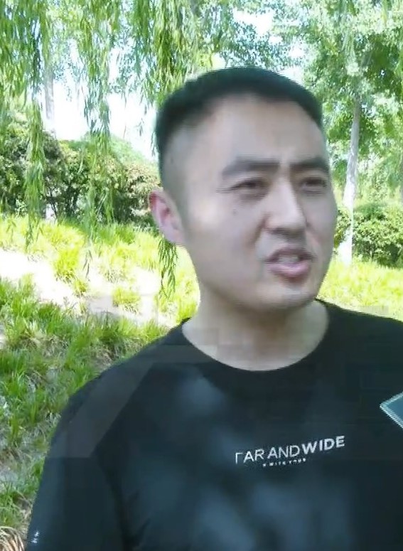 江先生原打算用卖表的钱购入黄金。 江先生原打算用卖表的钱购入黄金。