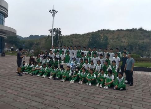 全体同学到医院与任俊杰影毕业照。 全体同学到医院与任俊杰影毕业照。